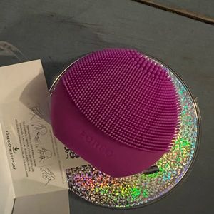 Foreo Luna foto, pink. Silicone facial cleansing brush.